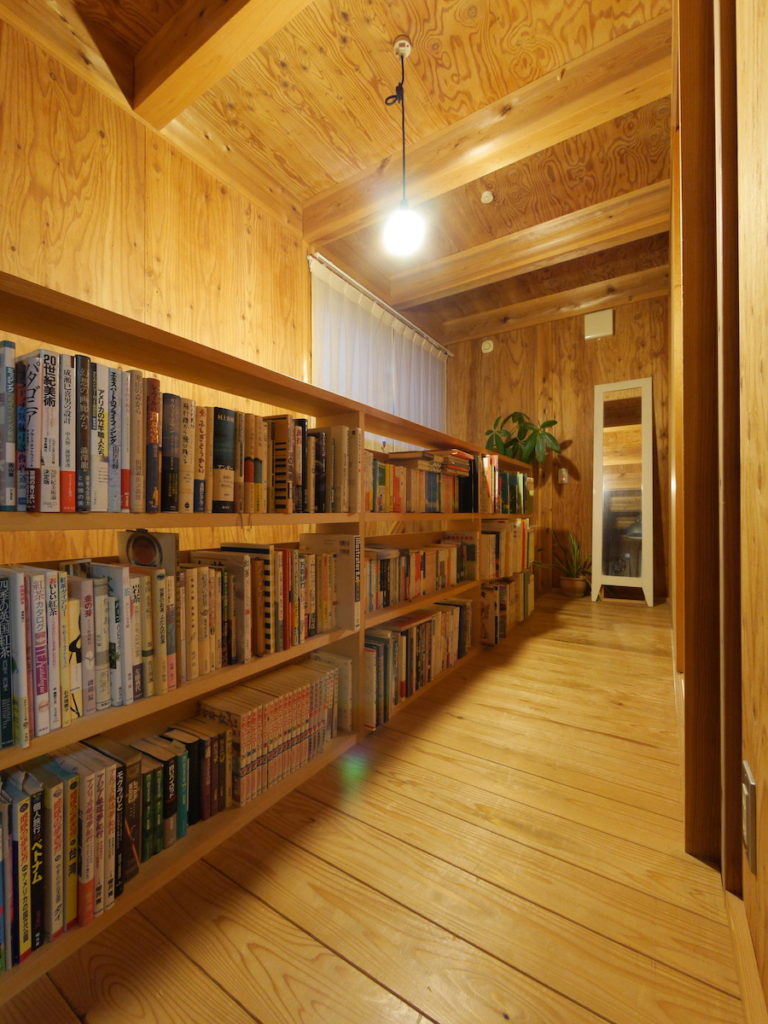階段手摺を使用した本棚。