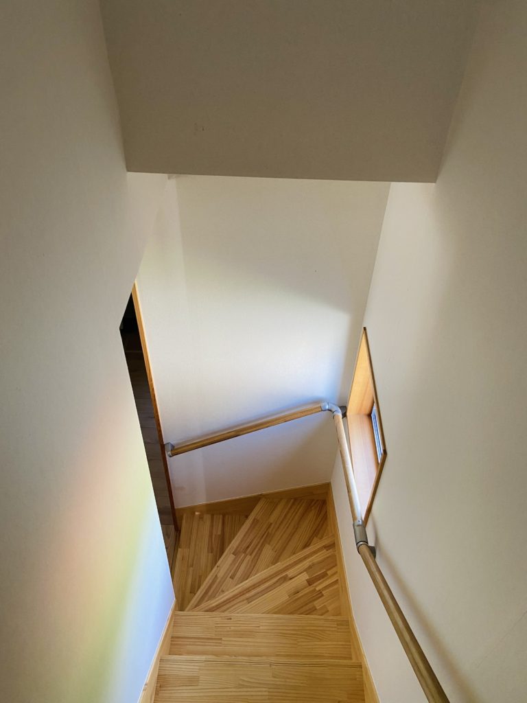 光りが差し込む階段