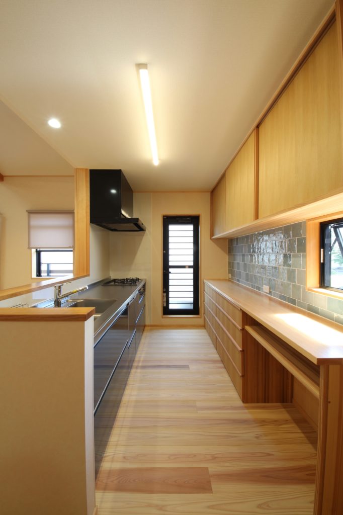 キッチンと造作食器棚。