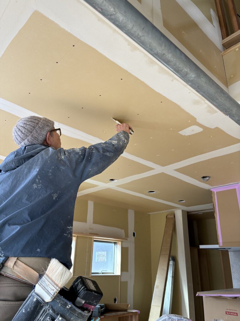 加治丘陵が見える家16〜壁紙工事〜