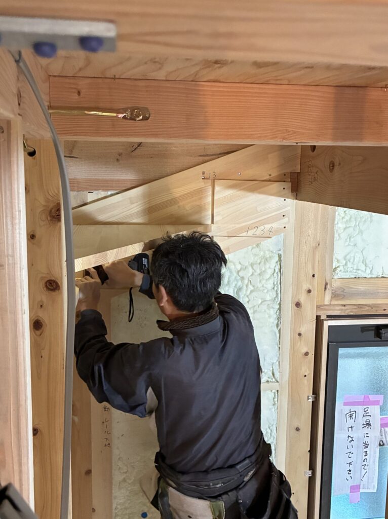 飯能の森の家10 大工さん階段づくり